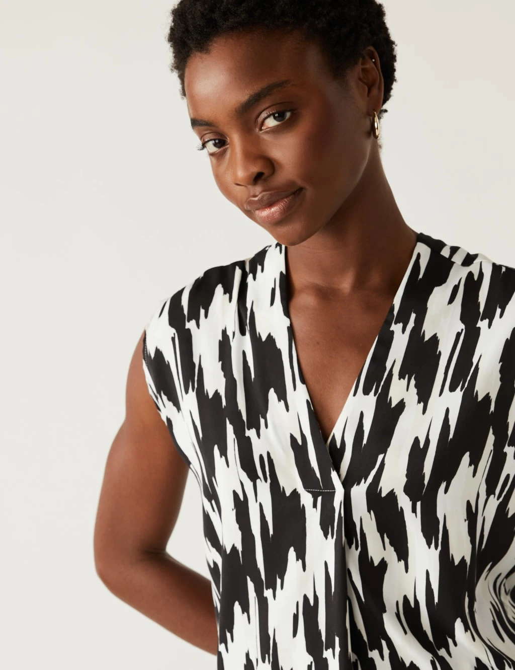 Satin Printed V-Neck Popover Blouse 6 Satin Printed V-Neck Popover Blouse - Image 4